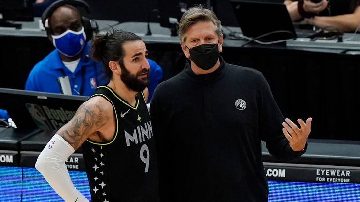 Chris Finch talks to point guard Ricky Rubio during the Minnesota Timberwolves' game against the Chicago Bulls