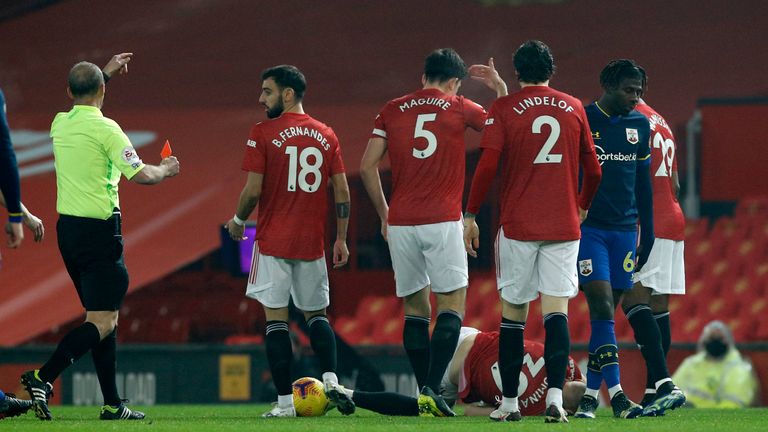 L'arbitre Mike Dean montre un carton rouge à Alex Jankewitz de Southampton (AP)