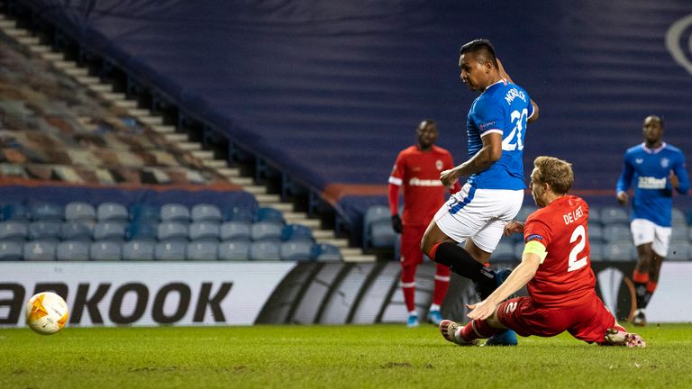 Glasgow, Skotsko - 25. února: Alfredo Morelos vstřelil gól, aby se Rangers během zápasu Evropské ligy mezi Rangers a Royal Antwerp na stadionu Ibrox 25. února 2021 ve skotském Glasgowu dostali do stavu 1: 0.  (Foto: Craig Williamson / SNS Group)