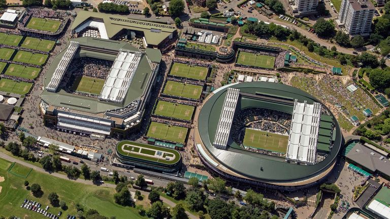 Una vista aérea del All England Tennis Club, abajo a la izquierda, durante el séptimo día del Campeonato de Tenis de Wimbledon en Londres, el lunes 8 de julio de 2019. (Thomas Lovelock, AELTC vía AP)