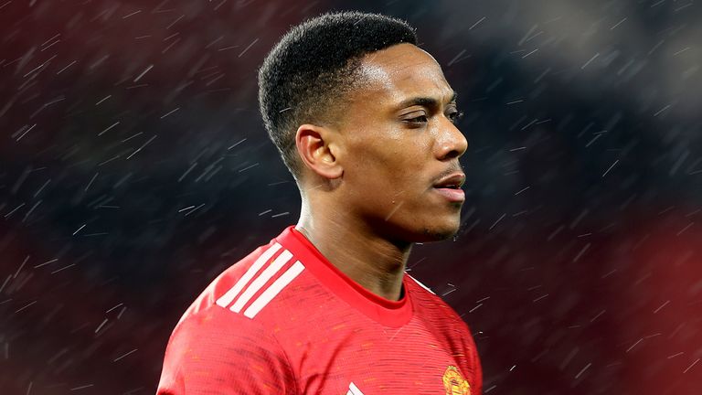 Anthony Martial marche sur le terrain pendant le 5e match de football de la FA Cup anglaise entre Manchester United et West Ham United