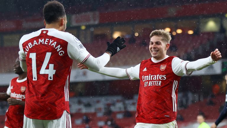 Emile Smith Rowe fête avec Pierre Emerick Aubameyang