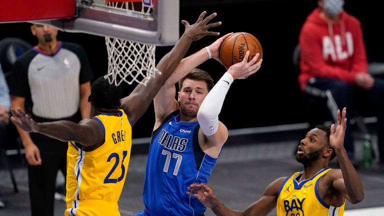 Golden State's Draymond Green provided 15 assists as the Warriors dominated the Dallas Mavericks on Thursday in the NBA.