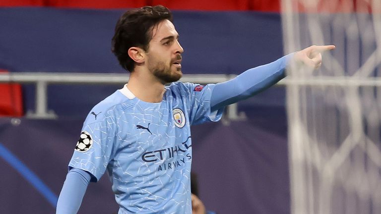 Bernardo Silva gestures to his team-mates after scoring Man City&#39;s opening against Borussia Monchengladbach