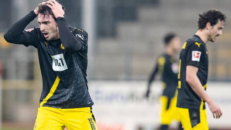 Mats Hummels and Thomas Delaney react during Borussia Dortmund&#39;s defeat to Freiburg