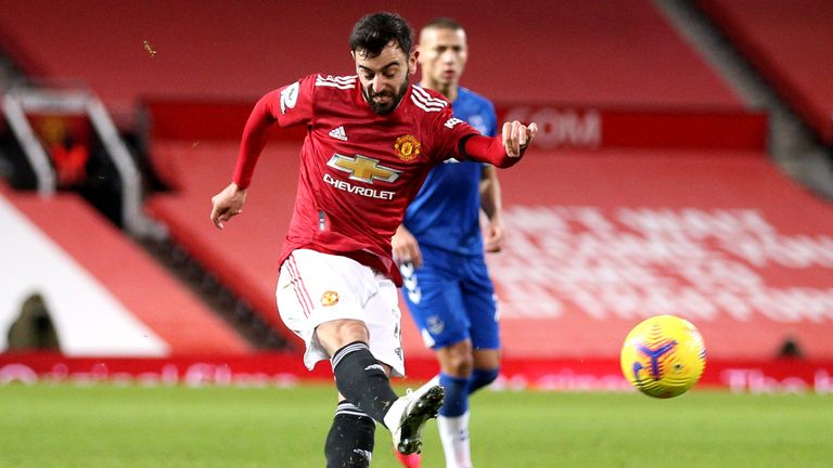 Bruno Fernandes makes it 2-0 to Manchester United against Everton