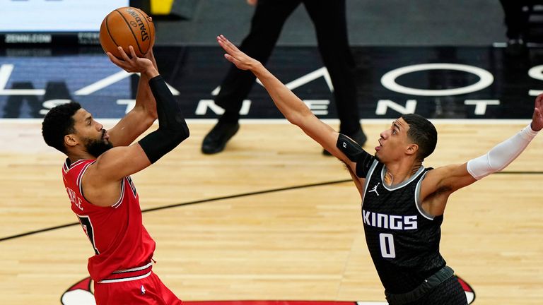 Chicago Bulls guard Garrett Temple shoots against Sacramento Kings guard Tyrese Haliburton