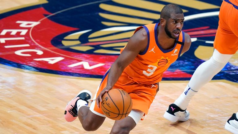 El escolta de los Phoenix Suns, Chris Paul, conduce el balón por la cancha contra los New Orleans Pelicans