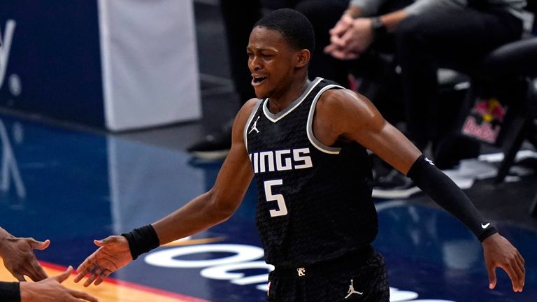 Sacramento Kings guard De&#39;Aaron Fox celebrates after scoring a basket late in the second half against the New Orleans Pelicans