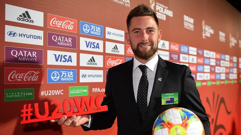 ديس باكنجهام ، المدير الفني لنيوزيلندا تحت 20 سنة ، يحمل الكرة الرسمية للمباراة وهاشتاج بعد القرعة الرسمية لكأس العالم تحت 20 سنة FIFA في ملعب غدينيا أرينا في 24 فبراير 2019 في غدينيا ، بولندا. 