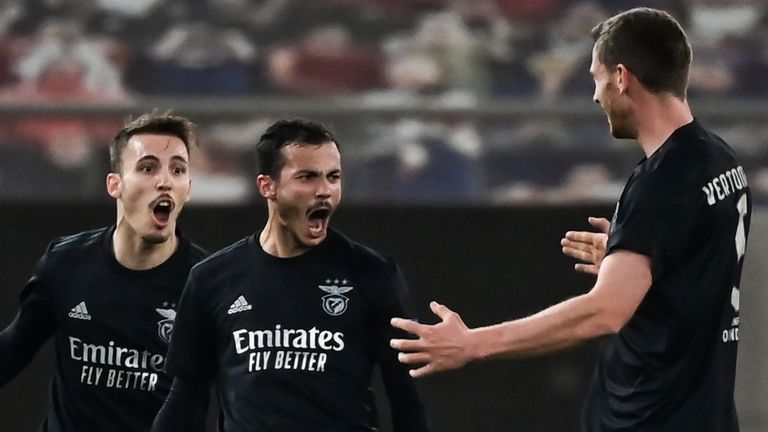 Benfica&#39;s forward Diogo Goncalves (C) celebrates with teammates after scoring against Arsenal