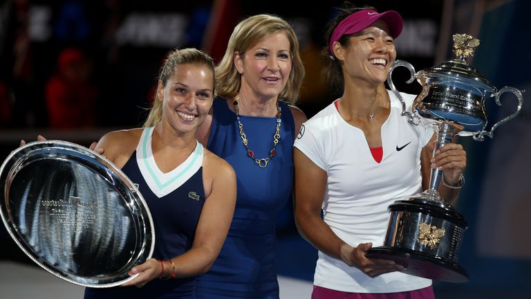 Former World No.1 and two time Australian Open champion, Chris Evert, center, pose with winner Li Na of China, right, and rummer-up Dominika Cibulkova of Slovakia during the trophy presentation of their women's singles final at the Australian Open tennis championship in Melbourne, Australia, Saturday, Jan. 25, 2014. (AP Photo/Rick Rycroft