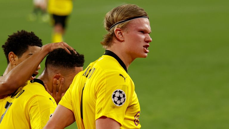 17 février 2021, Espagne, Séville: Football: Ligue des Champions, huitièmes de finale, huitièmes de finale, match aller FC Séville - Borussia Dortmund à l'Estadio Ramon Sanchez Pizjuan.  Erling Haaland de Dortmund (r) célèbre après avoir marqué le but pour le faire 1: 2.  Photo par: Daniel Gonzalez Acuna / photo-alliance / dpa / AP Images)