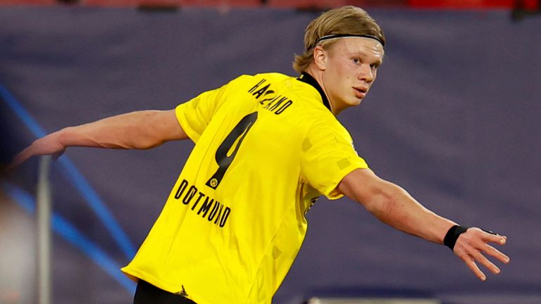 17 de febrero de 2021, España, Sevilla: Fútbol: Liga de Campeones, ronda eliminatoria, octavos de final, partido de ida Sevilla FC - Borussia Dortmund en el Estadio Ramón Sánchez Pizjuan.  Erling Haaland de Dortmund celebra tras anotar el gol para hacerlo 1: 3.  Foto de: Daniel González Acuña / picture-alliance / dpa / AP Images)