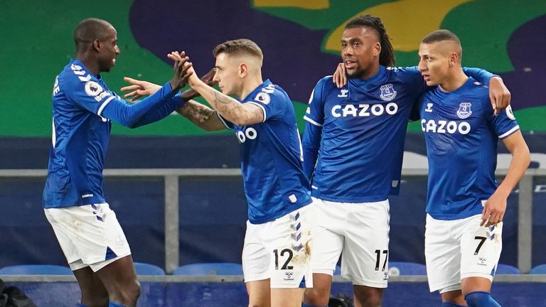 Richardson gratuliert ihm, nachdem er in der ersten Halbzeit das Niveau von Everton übertroffen hat