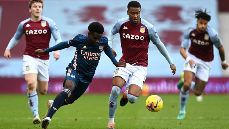 Ezri Konsa challenges Bukayo Saka in the Villa half