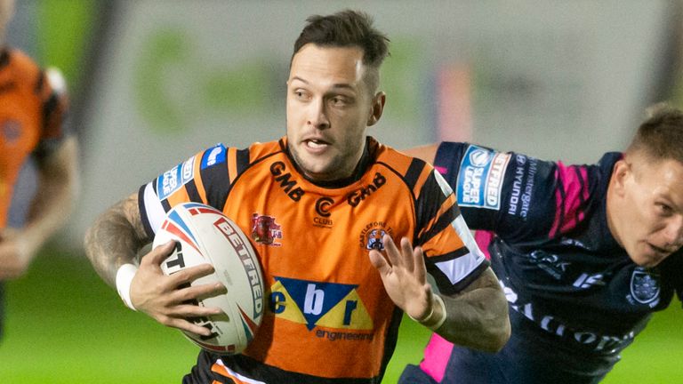 Picture by Allan McKenzie/SWpix.com - 01/10/2020 - Rugby League - Betfred Super League - Castleford Tigers v Hull FC - the Mend A Hose Jungle, Castleford, England - Castleford's Gareth O'Brien evades Hull FC's Jordan Lane.