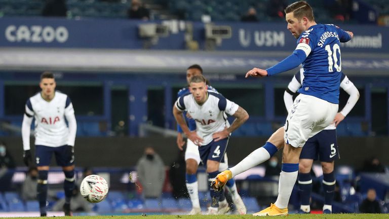 Gylfi Sigurdsson marque depuis le point de penalty pour mettre Everton 3-1 contre Tottenham lors du cinquième tour de la FA Cup