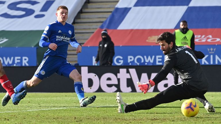 Harvey Barnes garde son sang-froid pour étirer l'avance de Leicester contre les champions