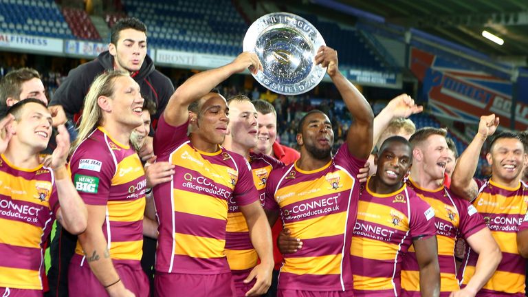PICTURE BY ALEX WHITEHEAD/SWPIX.COM - Rugby League - Super League - Huddersfield Giants v Wakefield Trinity Wildcats - John Smiths Stadium, Huddersfield, England - 01/09/13 - Huddersfield players celebrate with the League Leaders Shield.