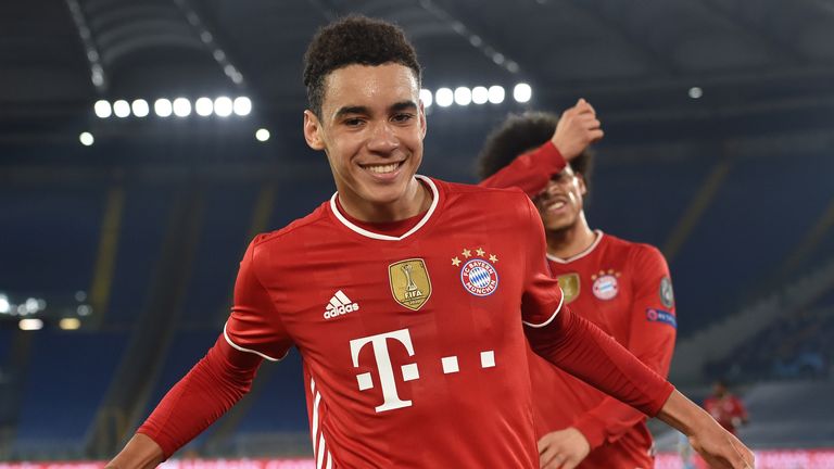 Jamal Musiala du Bayern Munich célèbre après avoir marqué le deuxième but de son équipe contre la Lazio lors de la huitième de finale de la Ligue des Champions au stade Olimpico le 23 février 2021 à Rome, Italie