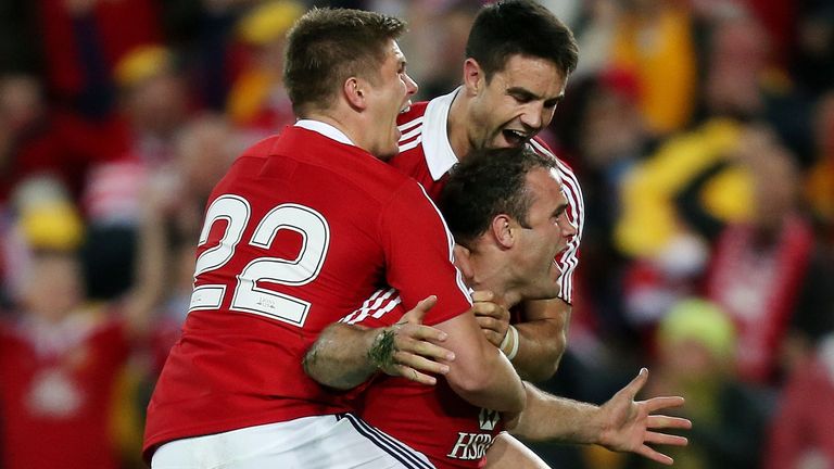 Jamie Roberts celebrates his try with Conor Murray and Owen Farrell