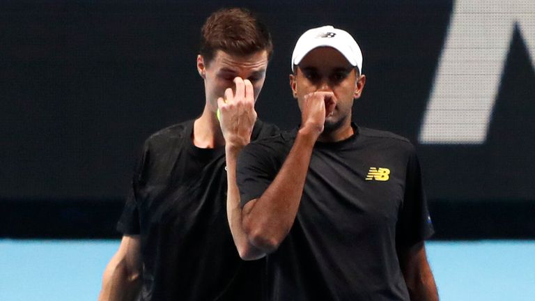 Joe Salisbury (vľavo) a Rajiv Ram vo finále štvorhry mužov na Australian Open
