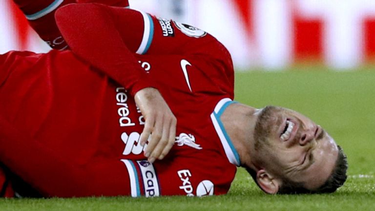 Jordan Henderson s'est blessé lors de la première moitié du match de Liverpool avec Everton (image PA)
