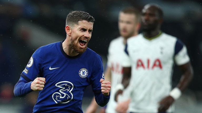 Chelsea & # 39;  Jorginho feiert nach einem Treffer gegen Tottenham