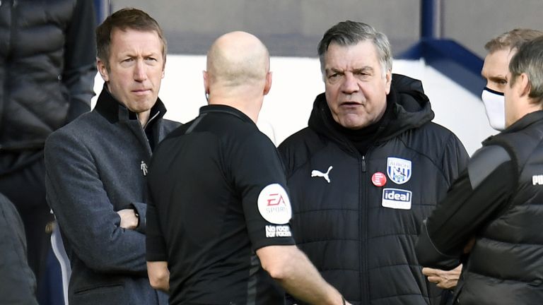 El árbitro Lee Mason habla con ambos entrenadores luego de la confusión sobre el gol anulado de Brighton