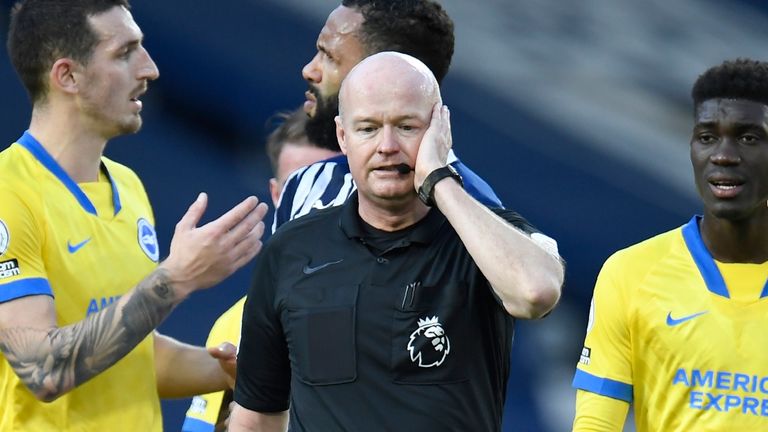 L'arbitre Lee Mason s'entretient avec VAR sur le coup franc interdit de Lewis Dunk (AP)