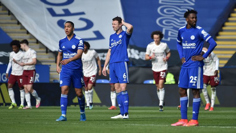 Les joueurs de Leicester ont l'air abattus après le troisième d'Arsenal - PA