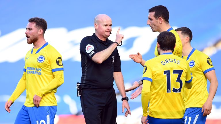 Lewis Dunk parle à l'arbitre Lee Mason après la confusion sur le but non autorisé de Brighton