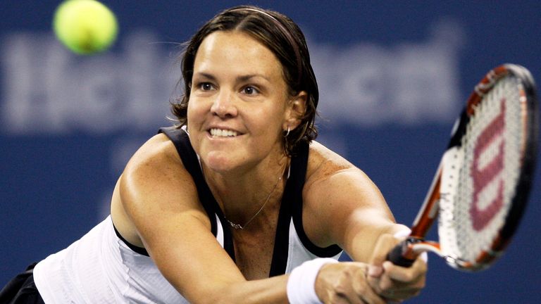 Lindsay Davenport of the United States returns to Alisa Kleybanova of Russia at the U.S. Open tennis tournament in New York Wedday, Aug. 27, 2008. (AP Photo/Elise Amendola)...