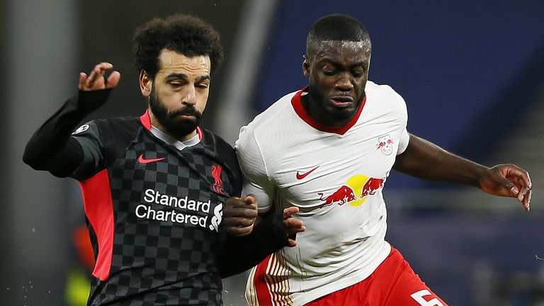 Mohamed Salah de Liverpool et Dayot Upamecano du RB Leipzig se battent pour le ballon 