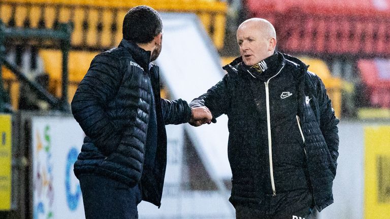 Livingston manager David Martindale (R) with St Johnstone boss Callum Davidson