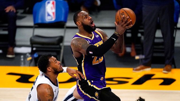 Lebron James Anthony Davis And Kyle Kuzma Star As Los Angeles Lakers Come From Behind To Beat Memphis Nba News Sky Sports