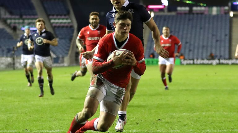 Louis Rees-Zammit scores for Wales
