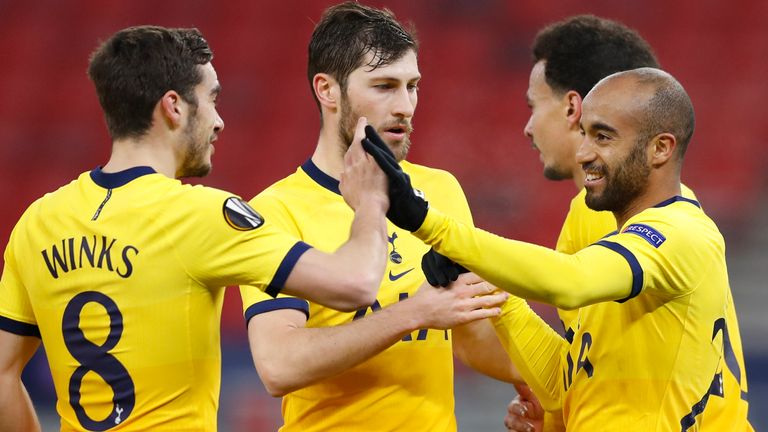 Lucas Moura célèbre avec ses coéquipiers après avoir mis Tottenham devant 3-0 contre Wolfsberger