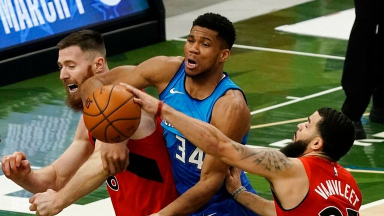 AP - Milwaukee Bucks&#39; Giannis Antetokounmpo goes after a loose ball with Toronto Raptors&#39; Aron Baynes qnd Fred VanVleet (23) 