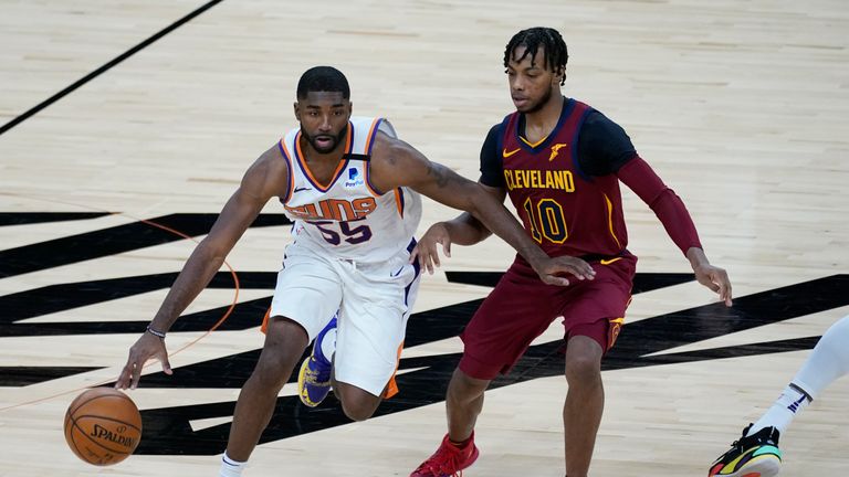 Phoenix Suns guard E&#39;Twaun Moore (55) looks to pass as Cleveland Cavaliers guard Darius Garland (10) defends during the second half of an NBA basketball game, Monday, Feb. 8, 2021, in Phoenix. (AP Photo/Matt York)


