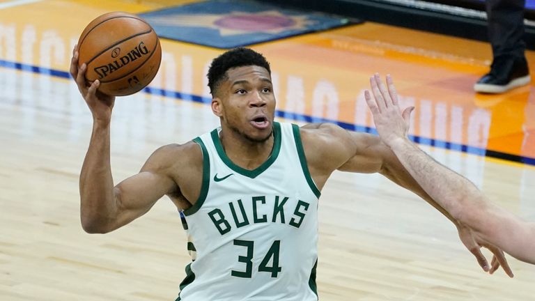 El alero de los Milwaukee Bucks Giannis Antetokounmpo (34) impulsa mientras el alero de los Phoenix Suns, Frank Kaminsky (8), defiende durante la segunda mitad de un juego de baloncesto de la NBA el miércoles 10 de febrero de 2021 en Phoenix.  (Foto AP / Matt York)