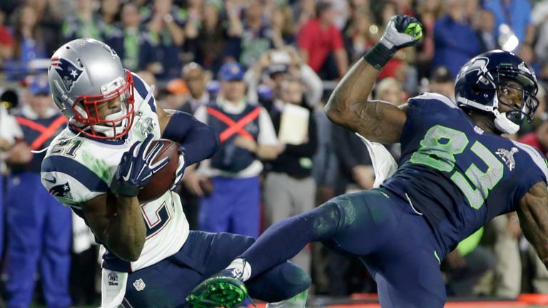 Cornerback Patriots Malcolm Butler mencegat umpan yang ditujukan untuk penerima Seahawks Ricardo Lockette di garis gawang untuk mengakhiri Super Bowl XLIX