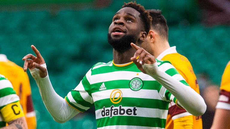 Odson Edward celebró después de anotar para hacer el Celtic 2-0 durante el partido de la Premier League escocesa entre Celtic y Motherwell en Celtic Park 