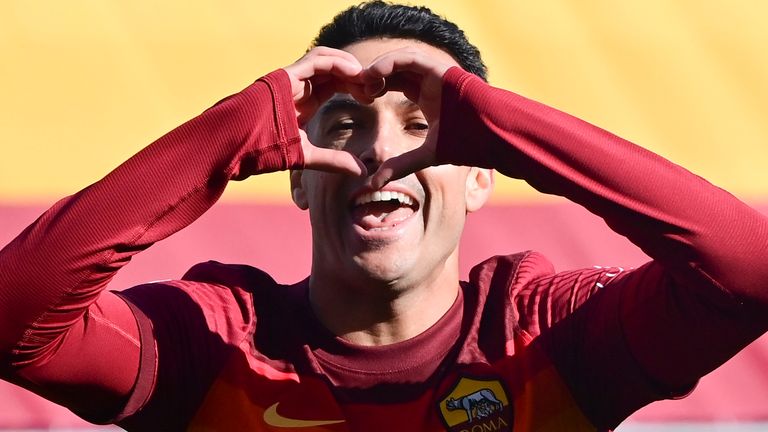 Pedro added Roma&#39;s third as they went above Juventus in the Serie A table