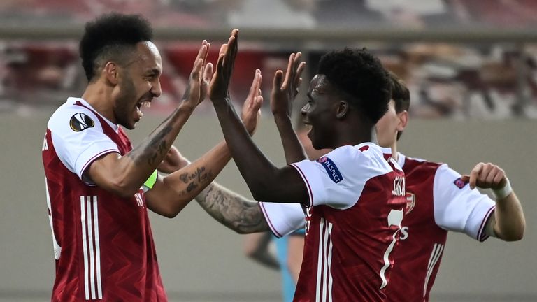 Arsenal striker Pierre-Emerick Aubameyang (L) celebrates after scoring a goal against Benfica