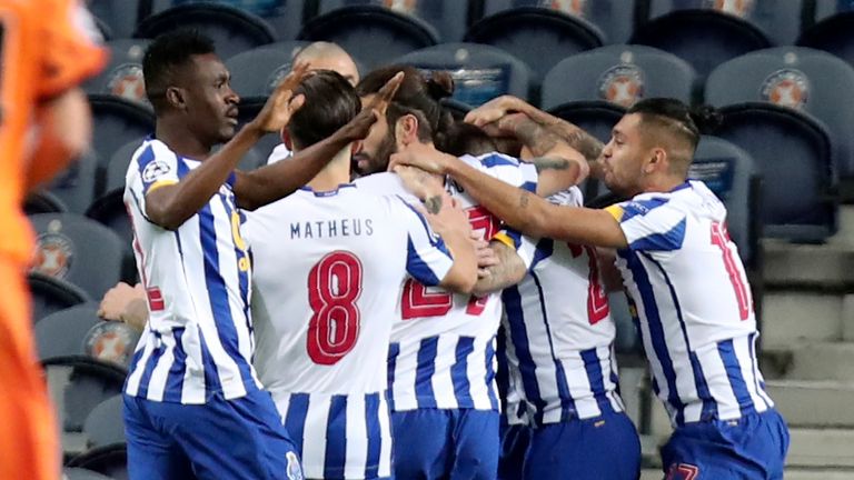 Los jugadores del Oporto celebran después de que Mehdi Taremi anotó el primer gol durante el partido de fútbol de octavos de final de la Liga de Campeones entre el FC Porto y la Juventus en el estadio Dragao de Oporto, Portugal, el miércoles 17 de febrero de 2021 (AP Photo / Luis Vieira).