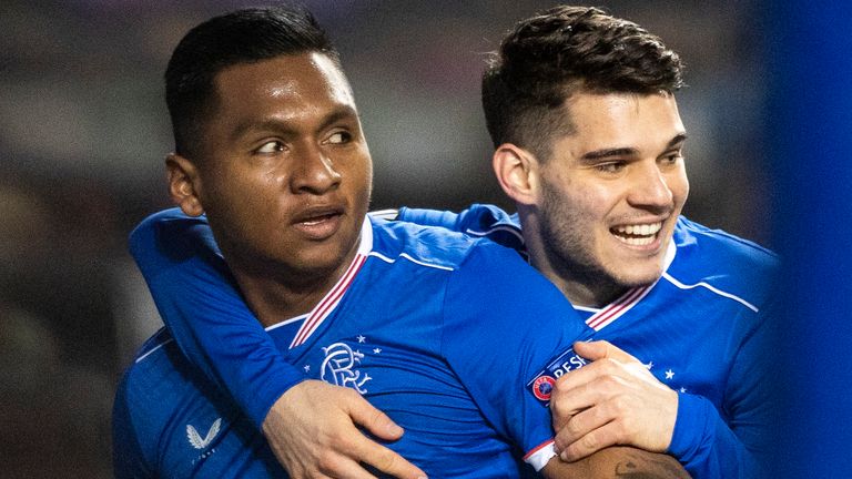 Alfredo Morelos świętuje z Ianisem Hagim po strzeleniu gola dla Rangers 1: 0 podczas meczu Ligi Europejskiej UEFA pomiędzy Rangers i Royal Antwerpia na Ibrox Stadium 25 lutego 2021 roku w Glasgow w Szkocji.  (Zdjęcie: Craig Williamson / SNS Group)