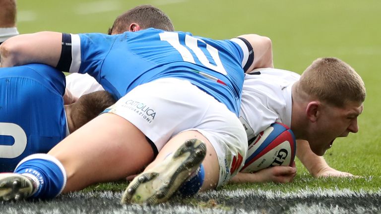 Jack Willis scores a try against Italy
