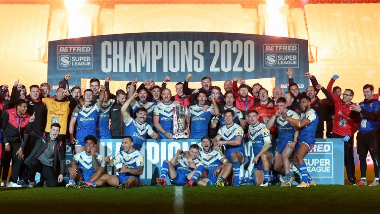 Picture by Allan McKenzie/SWpix.com - 27/11/2020 - Rugby League - Betfred Super League Grand Final - Wigan Warriors v St Helens - KCOM Stadium, Kingston upon Hull, England - St Helens celebrate with the trophy.
